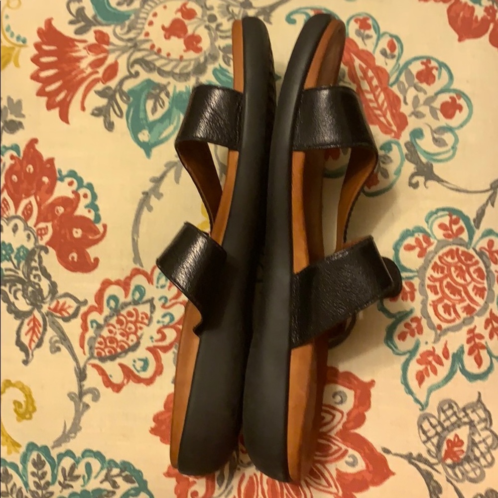 Gentle Souls Kenneth Cole Slides 🤎 - Picture 3 of 3